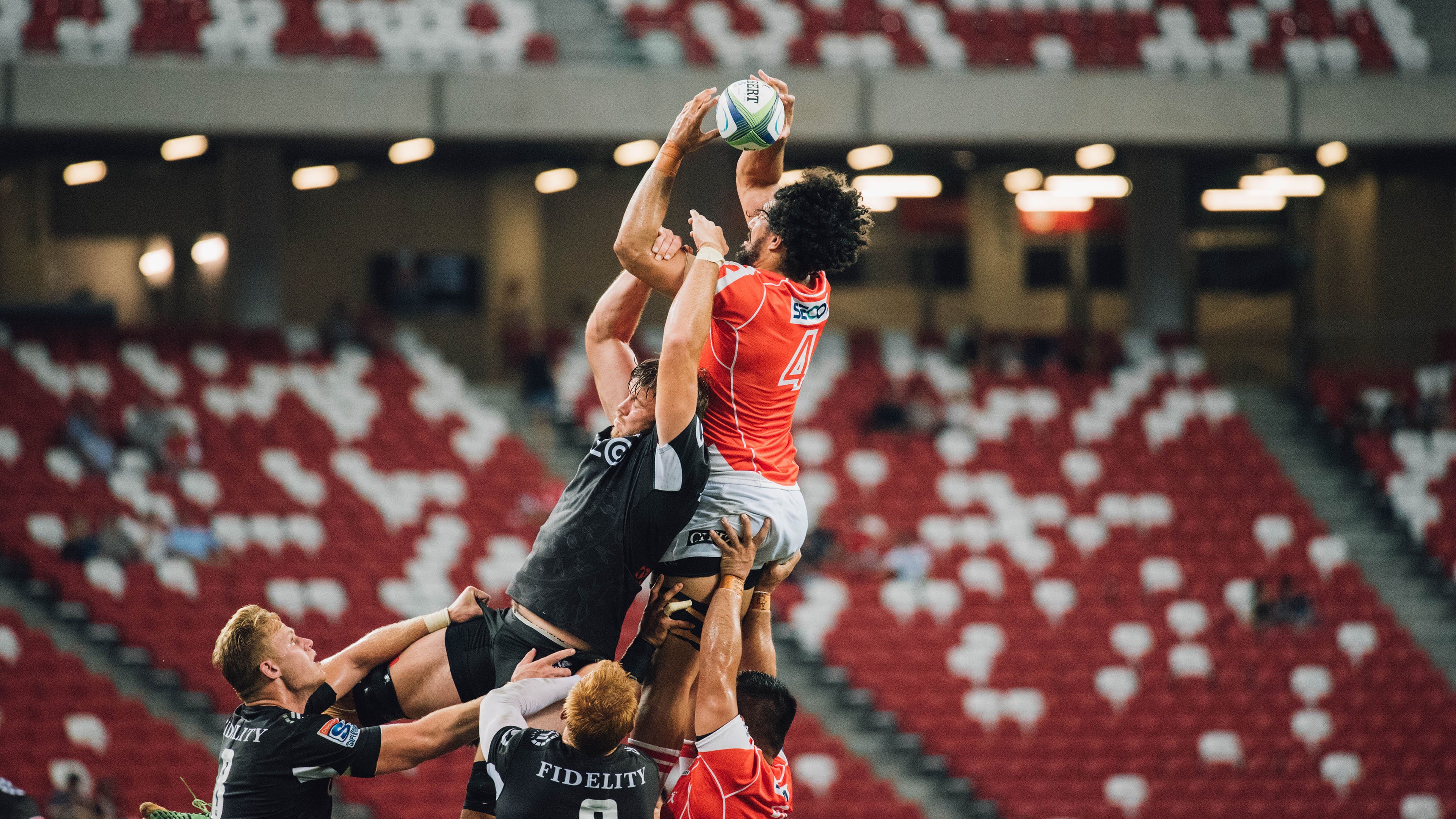 2019年季后赛：“水花兄弟”连续热火般的爆发，库里在关键的第四节多次神奇远投赢得比赛